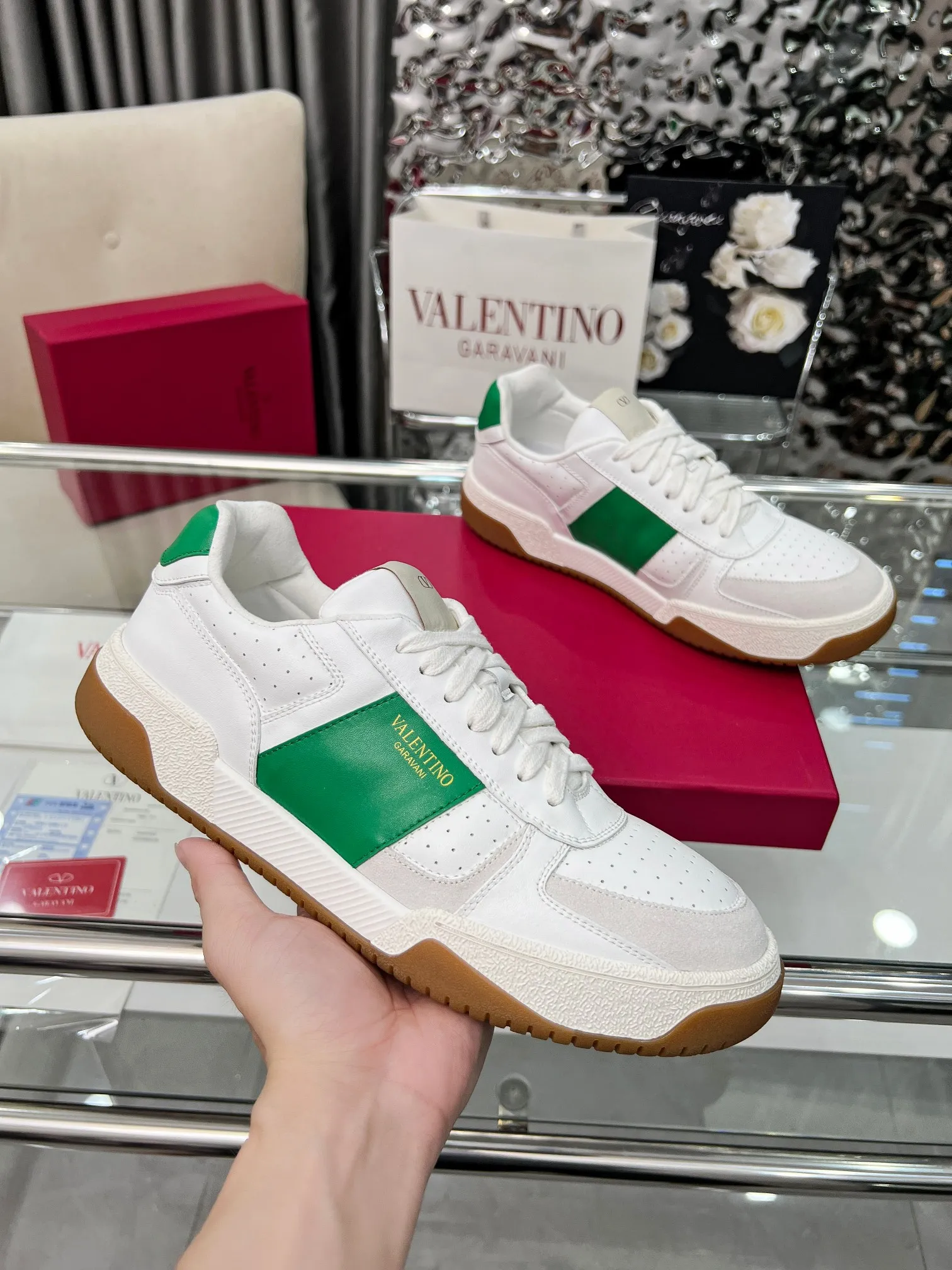 【Valentino】P: 660💰 Couple style, size: women 35-40▪️men 39-44 (customized at 45.46) Valentino 𝑶𝒏𝒆𝑺𝒕𝒖𝒅 Couple sports shoes series Valentino 2025 new couple sports shoes are on sale. The original ZP purchase and disassembly. Repeated pattern making and modification. 1:1 restoration! Top luxury masterpiece, lace-up design, soft and comfortable imported calfskin brings excellent elegant texture and excellent on-foot comfort. Top purchasing version upper: imported calfskin surface/original oil edge craftsmanship. Lining: water-dyed sheepskin lining. Outsole: original development 𝐓𝐏𝐔 two-color combination outsole. Packaging: full package with original configuration.